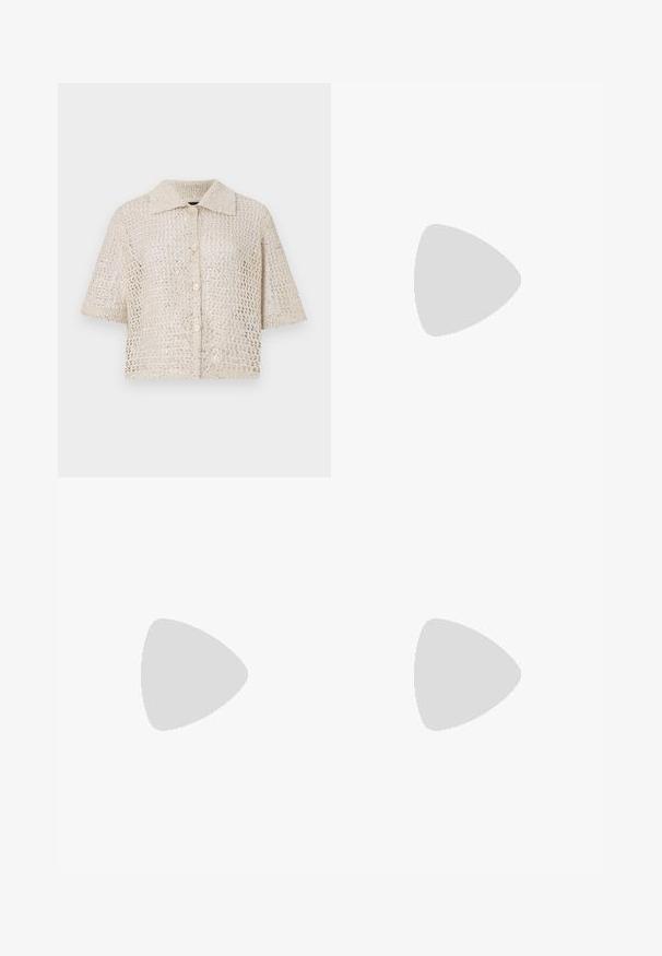 Rövid ujjú, bézs kötött póló gallérral, laza szövésű dizájnnal és gombos záródással, kis fényvisszaverő részletekkel kiemelve.; Két fehér pamut póló rövid ujjal, kerek nyakkivágással és karcsú szabással, sima textúrával és minimalista dizájnnal.; Fekete midi szoknya réteges tüllből, fodros designnal. Rugalmas derekú. Átlátszó anyaga textúrát és mozgást kölcsönöz.; Barna velúr sportcipő fehér díszítéssel és fűzővel. Gumi talp. Fehér zoknival viselve, fekete csíkokkal. Zöld, textúrázott padló.; Barna velúr kézitáska hosszú rojtos részletekkel, ívelt formával és egyetlen vállpánttal. Simító, texturált felülettel rendelkezik.