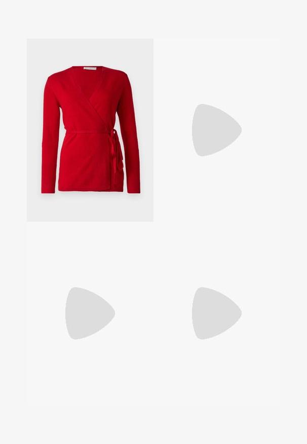 pure cashmere - Kardigan; Even&Odd Petite - Top; Spodnie o szerokich nogawkach w ciemnoszarym materiale. Posiadają płaskie przody, boczne kieszenie oraz pojedyncze zapięcie na guzik. Gładka tekstura, dopasowany krój.; Białe wysokie trampki z płótna z czarną gumową podeszwą, przednim czubkiem z gumy i sześcioma dziurkami na sznurowadła, charakteryzujące się prostym, minimalistycznym designem.; Zign MURREN ciemnoczerwony