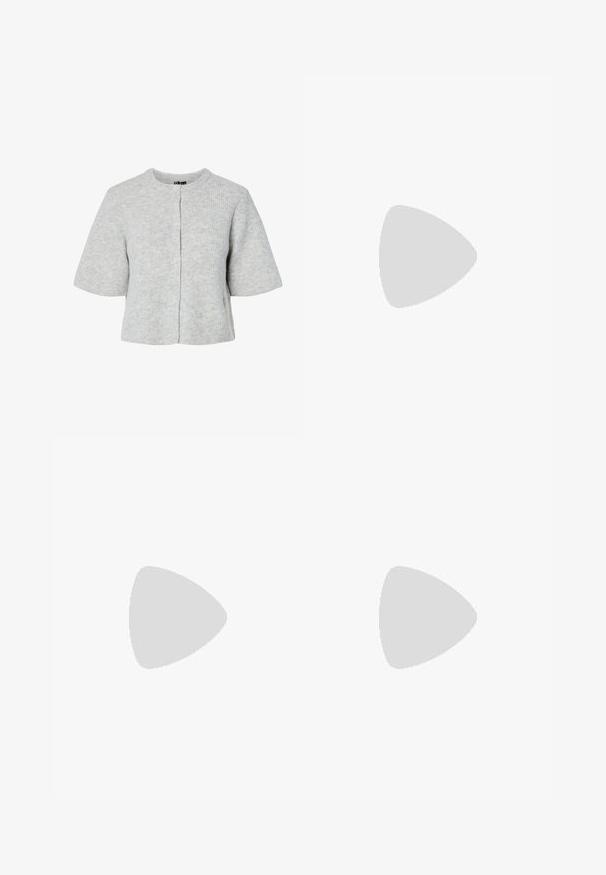 Lyhythihainen, vaaleanharmaa neuletakki, joka on valmistettu ribattusta materiaalista ja jossa on pyöreä pääntie sekä etupainonauha. Su гладка pinta ja rento istuvuus.; Lyhythemmtä, pyöreäkauluksista valkoista t-paitaa, joka on valmistettu pehmeästä puuvillasta. Paidassa on yksinkertainen, selkeä muotoilu ilman näkyviä kuvioita tai korostuksia.; Mustat leveälahkeiset farkut, jotka on valmistettu sileästä denimmateriaalista. Farkuissa on kaksi takataskua ja nappikiinnitys vyötäröllä.; Valkoiset ja mustat tennarit, joissa on mokkanahka- ja nahkapäällinen, kolme valkoista raitaa, rei'itetty kärki ja kumipohja.