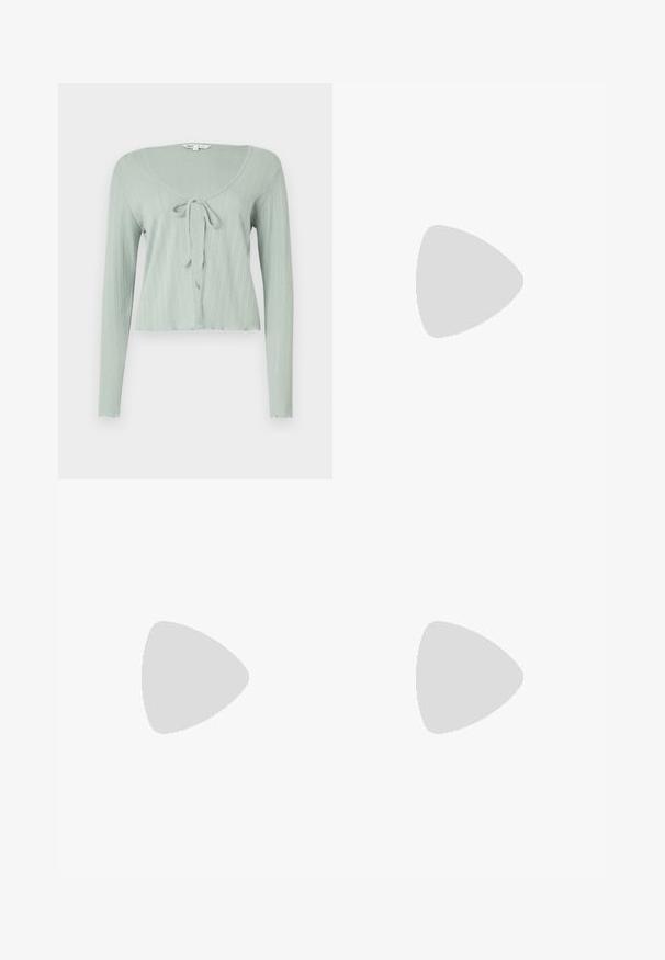 Hellgrünes, langärmliges Crop-Top mit gerippter Textur, rundem Halsausschnitt und Krawattenverschluss vorne.; Weißes Baumwoll-T-Shirt mit einem bunten Schmetterlingsdruck auf der linken Brust. Kurze Ärmel und ein lockerer Schnitt.; Beige weite Baumwolljeans. Mit Knopfverschluss, Gürtelschlaufen und Fronttaschen, versehen mit einer glatten, weichen Textur.; Even&Odd High Heel Sandalette - white