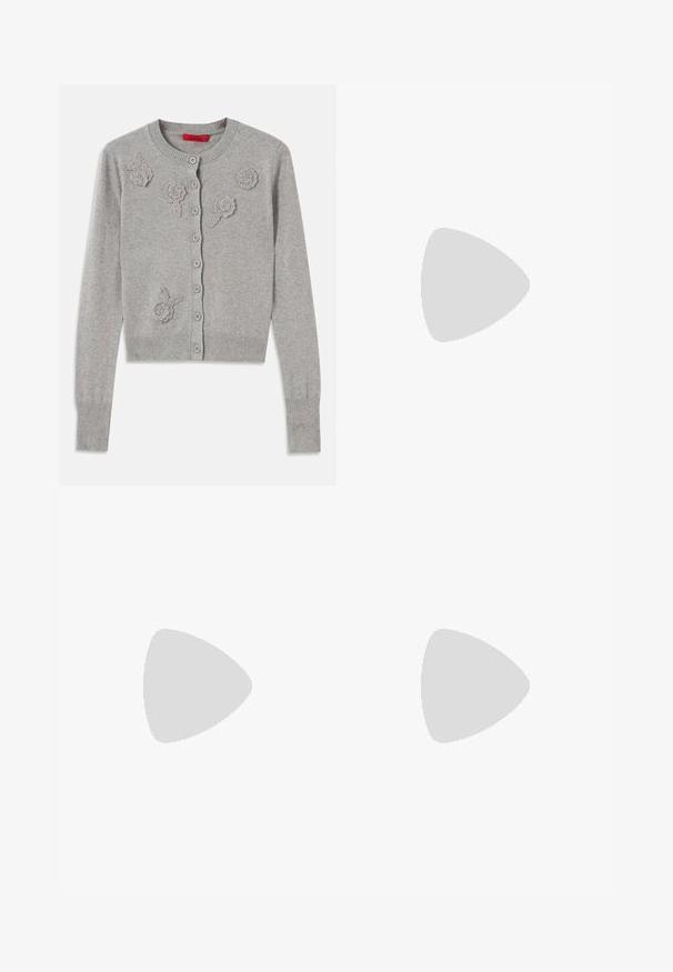 Cardigan grigio chiaro con bottoni, maniche lunghe e applicazioni floreali testurizzate sul davanti, colletto, polsini e orlo a costine.; Top a halter nero con silhouette aderente, realizzato in tessuto a costine. Presenta un collo alto e un design senza cuciture con una texture liscia.; Pantaloni neri a gamba larga con una texture liscia, dotati di una vita alta e pieghe centrali. Nessun motivo visibile o dettagli in metallo.; Slingback eleganti in pelle verniciata nera con punta appuntita, cinturino alla caviglia regolabile e tacco quadrato moderato. Texture liscia con finitura lucida.; Borsa a tracolla nera in ecopelle con finitura testurizzata, caratterizzata da un accento in argento con perline lungo il manico superiore e una tracolla a catena.