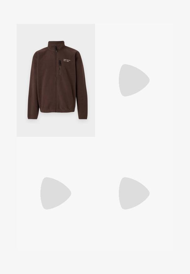 Ruskea fleece-takki, jossa on korkea kaulus, etuvetoketju ja sivuvetoketjutasku. Takissa on brodeerattu logo rinnassa ja teksturoitu kangas.; PULL&BEAR JOIN LIFE - T-paita - black; Mustat puuvillahousut rentoa mallia, joissa on klassinen vyötärö, etukangastukset ja sivutaskut. Sileä pinta ilman kuvioita.; Mustat tennarit, joissa on sileä nahkapinta, teksturoituja yksityiskohtia ja pyöreät musta-valkoiset nauhat. Paksu kumipohja, jossa on kuvioitu pinta.