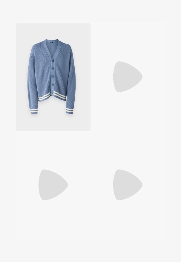Blå stickad kofta med v-ringning, fem knappar, ribbad textur och vita ränder vid fåll och ärmslut.; Svart kortärmad T-shirt i en mjuk bomullsblandning, med rundad halsringning och en minimalistisk design utan mönster eller detaljer.; Svarta bomullsbyxor med rak passform, med knappstängning, bälteshällor och minimalistisk design. Slät textur, utan mönster.; Svart låg skor i läder med svarta snören och off-white sula, visas i sidoprofil på vit bakgrund.