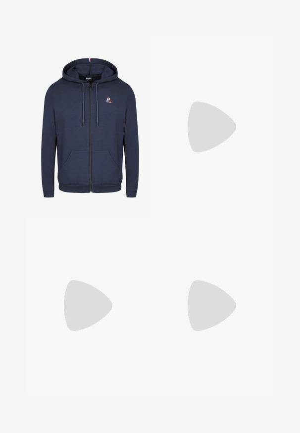 Felpa con zip di colore blu navy, realizzata in morbido cotone. Presenta una chiusura frontale con zip, due tasche e un piccolo logo sul petto.; Camicia button-up rosa chiaro con strisce blu verticali, colletto, maniche lunghe e vestibilità ampia. Realizzata in un tessuto morbido con una leggera lucentezza.; Pantaloni neri a pieghe con un design dritto e gamba larga. Realizzati in tessuto morbido, con chiusura a bottone e passanti per cintura.; Sneaker in suede rosa con strisce nere, suola in gomma e tallone texturizzato viola. Presenta un design con lacci e un marchio in rilievo sul lato.