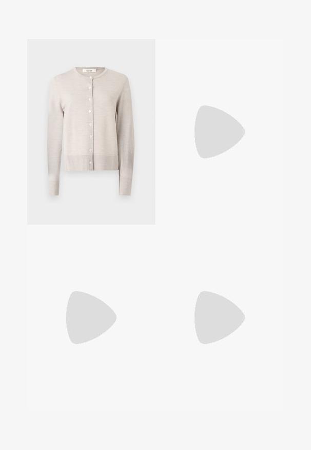 Vaaleanbeige pitkähihainen neulecardigan, jossa on pyörökaulus ja seitsemän nappia edessä, ribattu hihansuu ja helma, merkitty "Selected".; Lyhyt toppi off-white neulemateriaalista. Pitkät hihat, joissa on ribbitekstuuri ja pieniä leikkuukohtia kauluksessa.; Classiset siniset farkut suoran lahkeen muotoilulla, viidellä taskulla ja napillakaan. Ominaisuudet: keskivahva pesu ja kestävä rakenne.; Musta lakattu nahkakengät teräväkärkisillä, leveällä kantapäällä ja nilkkahihnalla, yhdistettynä harmaisiin ribattuihin säärystimiin ja ruskeaan mokkasiinimekkoon.; Vihreä oliivinvärinen mokkanahkainen käsilaukku, jossa on hopeinen tähti koristeena, kaksinkertaiset kahvat ja vetoketjusulku. Teksturoitu pinta ja rakenteellinen muoto.