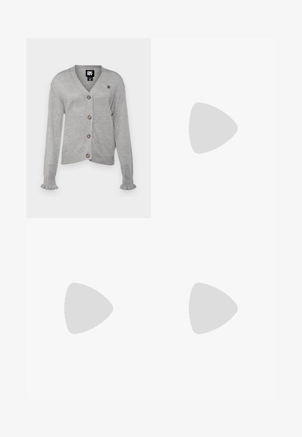 Grauer cardigan aus Strickstoff, mit V-Ausschnitt, fünf braunen Knopfverschlüssen und Rüschensäumen. DKNY-Logo auf der oberen linken Seite.; Schwarzes Langarm-Crop-Top aus leichtem Stoff, mit rundem Ausschnitt und taillierter Silhouette, sauberen Nähten und ohne Verzierungen.; Schwarze weite Hosen aus leichtem Stoff, mit einem Knopfverschluss vorne und flachem Bund, mit sorgfältig genähten Säumen.; Hellrosa und beige Sneakers aus Netz- und Wildledermaterialien. Verfügt über ein weißes Logo, strukturierte Overlays und eine gepolsterte Sohle. Abgerundete Form.; Schwarze Leder-Schultertasche mit einer weichen, strukturierten Oberfläche. Sie hat ein geschwungenes Design und einen einzelnen verstellbaren Tragegurt. Kein zusätzliches Zubehör.