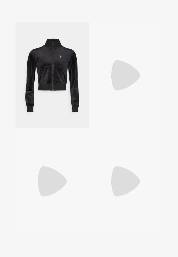 Jaqueta preta cropped com fecho éclair, feita de um tecido suave e liso, com punhos elásticos, apresentando um bolso frontal e um detalhe de logótipo em forma de diamante no peito.; T-shirt branco de manga curta com decote redondo, corte relaxado, feito de tecido de algodão macio. Textura suave, sem padrões ou logos.; Leggings pretos com cintura alta, feitos de um tecido suave. Apresentam um logo da marca impresso na lateral. Projetados para conforto e flexibilidade.; Sandalias pretas com calcanhar aberto e bico fino, feitas de material liso, com um pequeno salto e um detalhe prateado decorativo no peito do pé.