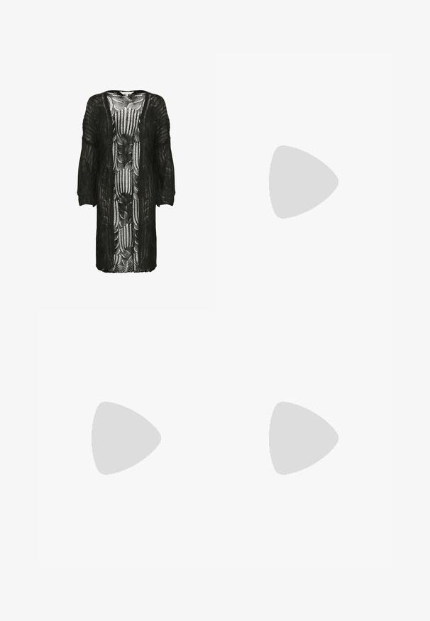 Schwarze, offen tragbare Strickjacke aus Spitze mit floralem Muster. Hat Dreiviertelärmel und eine lockere Passform, die eine fließende Silhouette schafft.; Weißes kurzärmliges T-Shirt aus weicher Baumwolle, mit Rundhalsausschnitt und figurbetonter Form. Keine sichtbaren Muster oder Verzierungen.; Blaue Schlagjeans mit einem ausgewaschenen Look, fünf Taschen und einem Knopfverschluss. Das Material zeigt eine Denim-Textur mit dezenten Stickdetails.; Schwarze Lederflats mit runder Zehenpartie und niedrigem Absatz, geeignet für Freizeit- oder formelle Anlässe.; Schwarze geflochtene Tragetasche mit zwei stabilen Griffen, die eine glänzende Textur und ein geräumiges offenes Design bietet.