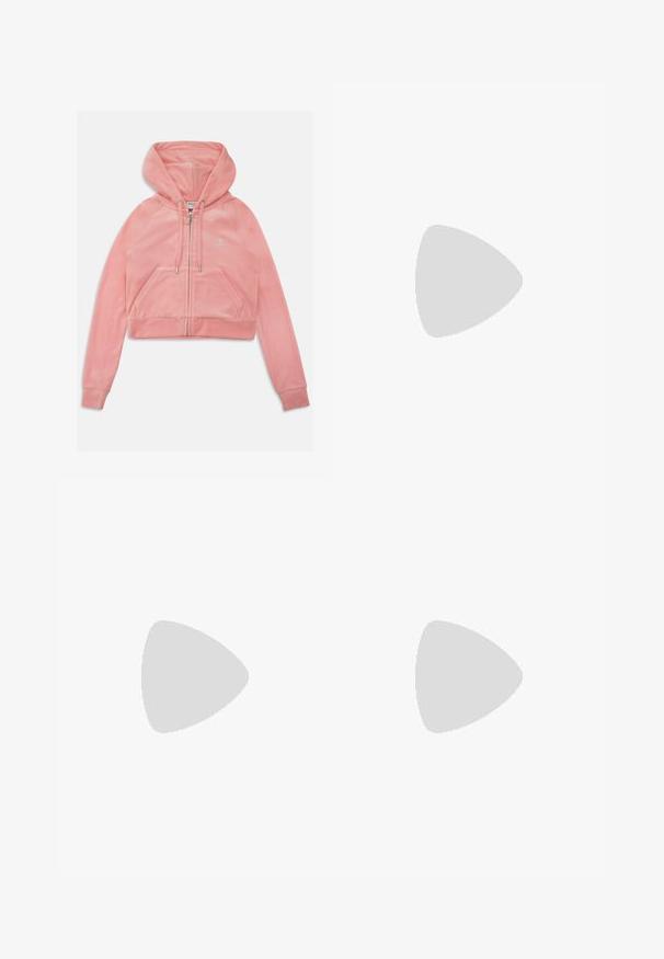 Rózsaszín cropped kapucnis pulóver, puha és plüss anyagból készült. Elöl cipzáros, állítható kapucnival és két elülső zsebbel rendelkezik, amelyeken logó részlet található.; Fekete, rövidujjú bodyn, lekerekített nyakkivágással és magasra vágott lábnyílásokkal, sima, rugalmas anyagból készült.; Bershka WIDE - Nadrágok - black; Bershka Magas sarkú szandálok - black