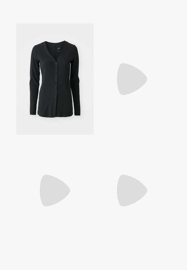 Čierny rebrovaný kardigán s výstrihom do V, dlhými rukávmi a gombíkovou prednou časťou so piatimi gombíkmi. Vyrobený z textúrovaného materiálu.; Dve bezrukávové topy v čiernej a bielej farbe, vyrobené z rebrovanej bavlny, s okrúhlym výstrihom a priliehavým strihom. Viditeľné štítky na oboch.; Tmavomodré široké džínsy z denimu s vysokým pásom, zdobené oranžovým šitím, päť vreckovým dizajnom a zapínaním na gombík.; Čierne kožené členkové topánky na šnurovanie s masívnou čiernou podrážkou a žltým prešitím. Obsahujú pútko na zadnej strane a okrúhle kovové očká.