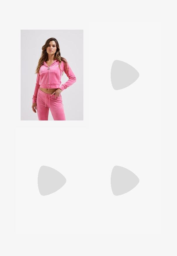 Juicy Couture REGAL MADISON HOODIE - Jaka ar rāvējslēdzēju - hot pink; Balta kokvilnas T-krekls ar īsām piedurknēm un apļveida kakla izgriezumu. Piedāvā melnu Adidas logotipu uz krūtīm un kontrastējošu melnu iekšējo apkakli.; Platas kājas bikses no spīdīga pelēka materiāla, ar baltām sānu svītrām un liesmu rakstu apakšējā kāju daļā. Pogas un rāvējslēdzēja aizdare jostasvietā.; Baltas sporta apavi ar melnām svītrām un beisīgo zamšādu akcentiem. Ievies struktūrētu gumijas zoli un izkārtotas baltas šnerves, valkāti ar gaišiem zeķēm.