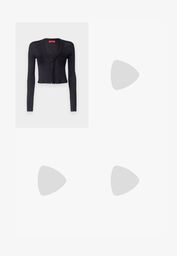 Cardigan nero a coste con maniche lunghe, scollatura a V e zip frontale. Il materiale è morbido con un design cropped aderente.; T-shirt bianca a maniche corte realizzata in tessuto a costine. Collo rotondo, vestibilità regolare e dettagli di cucitura sottili. Senza motivi o grafiche.; Gonna midi bianca in maglia con un motivo testurizzato a righe verticali e dettagli a taglio vicino all'orlo. Vita elasticizzata. Materiale morbido.; Pantofole da balletto nere in pelle con punta arrotondata, texture liscia, dettagli di cucitura minimi e design con suola flessibile.