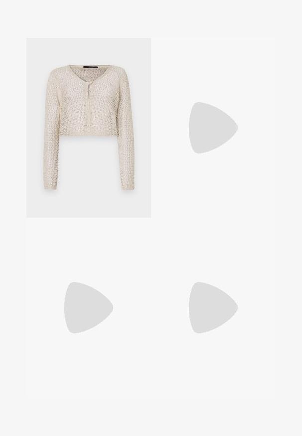 Häkelte cremefarbene Strickjacke mit V-Ausschnitt, langen Ärmeln und Knopfverschluss an der Vorderseite. Das offene Gewebe sorgt für Atmungsaktivität.; Weißes, enganliegendes Oberteil aus geripptem Stoff mit kurzen Ärmeln und gerafften Details an den Seiten für Textur und Form.; Helle blaue Schlagjeans aus Denim, mit hoher Taille, fünf Taschen und einem einzelnen Knopfverschluss. Weiche Textur mit ausgeblichener Optik.; Schwarze Leder-Pumps mit spitzer Zehe, einem Knöchelriemen und einem blockigen Absatz. Flache Textur, elegantes Design und minimalistische Ästhetik.