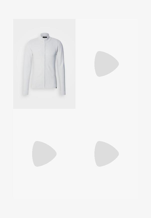 Sweater zippé gris clair avec un col haut, des manches longues, un tissu texturé et un design ajusté. Présente une étiquette de logo en bas.; T-shirt en coton blanc à manches courtes et col rond. Le texte centré indique "BIENVENUE AU PARADIS" en une police verte courbée.; Chinos beiges à jambes droites avec passants de ceinture, fermeture par bouton et fermeture éclair à l'avant, et poches avant en biais.; Baskets blanches sans lacets avec une surface texturée, une semelle épaisse et un design minimaliste. Présente le logo de la marque sur le côté.