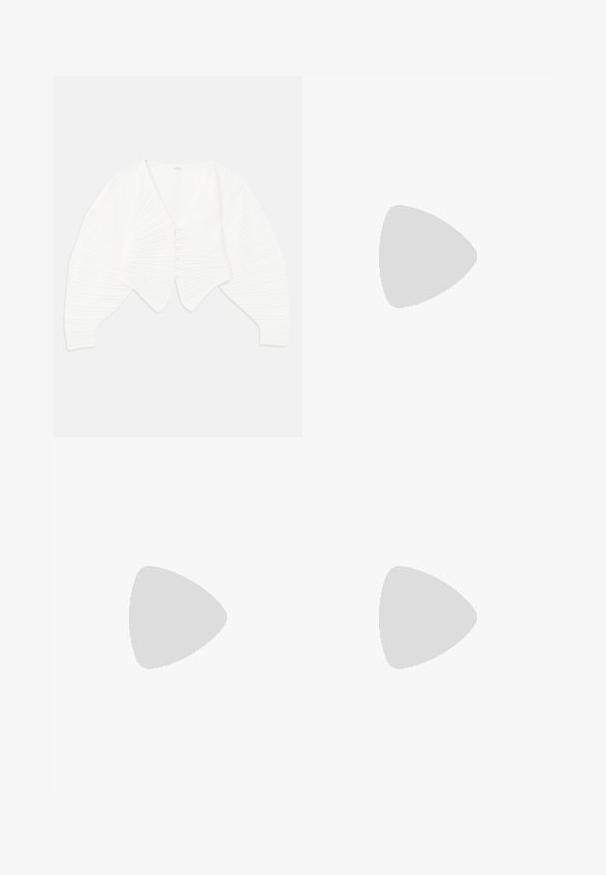 Cardigan branco cropped feito de tecido canelado, com um decote em V profundo, fecho frontal com botões e mangas bufantes com detalhes texturizados.; Vestido preto sem alças com golas franzidas, ajuste justo e textura suave. Design minimalista, até ao joelho, sem qualquer tipo de adornos.; Calças largas pretas com uma textura suave, apresentando uma cintura alta e pregas centrais. Sem padrões visíveis ou detalhes em metal.; Sapato slingback de couro preto com salto alto, bico fino, design de tiras cruzadas e salto stiletto slim. Textura suave e acentos mínimos.