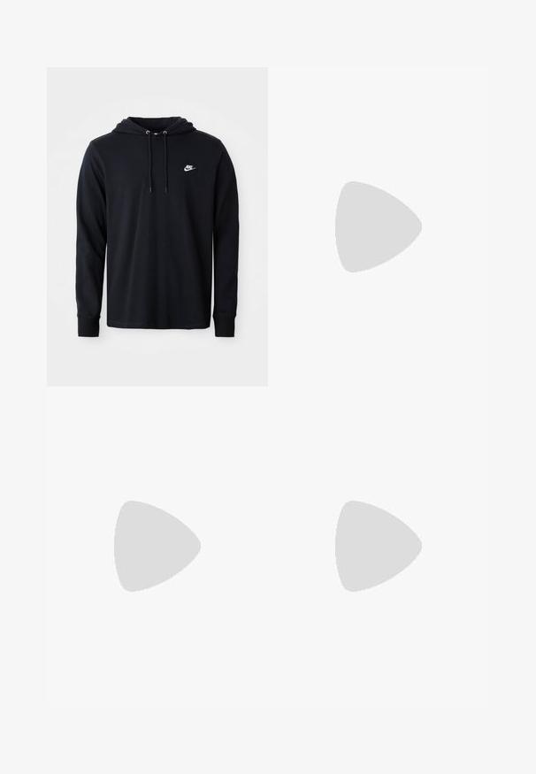 Črn Nike hoodie z dolgimi rokavi in kapuco na zavezovanje, z majhnim belim logotipom Nike na levem prsnem delu, prikazan na navadni beli podlagi.; Nike črna bombažna majica z klasičnim okroglim izrezom, kratkimi rokavi in subtilnim, vtisnjenim logotipom na prsih. Gladka tekstura.; Črne trenirke iz mehkega materiala z elastičnim pasom, vrvico in majhnim logotipom Nike na levem stegnu.; Črne Nike Air Force 1 športne copate z gladkim usnjem, perforirano konico za zračnost, črnimi vezalkami in teksturirano gumijasto podplatom.
