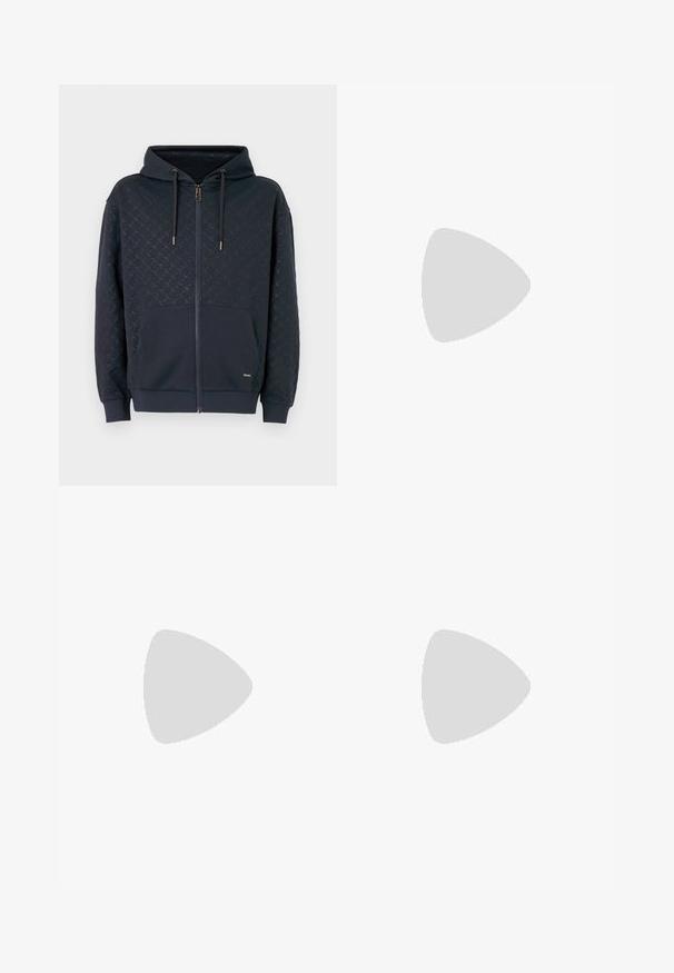Felpa con zip di colore blu navy, con un motivo testurizzato, tasca frontale e cappuccio con cordino. Caratterizzata da hardware metallico e polsini e orlo a costine.; T-shirt bianca in cotone con scollo rotondo, maniche corte e logo ricamato "Calvin Klein" al centro del petto. Design semplice.; Pantaloni in cotone beige con taglio dritto, dotati di chiusura a bottone e pence sul davanti per un tocco di dettaglio in più.; Sneaker bianco con tomaia in rete e materiale sintetico, punta tonda, lacciuoli piatti e una striscia laterale testurizzata. Suola in gomma con linguetta sul retro.