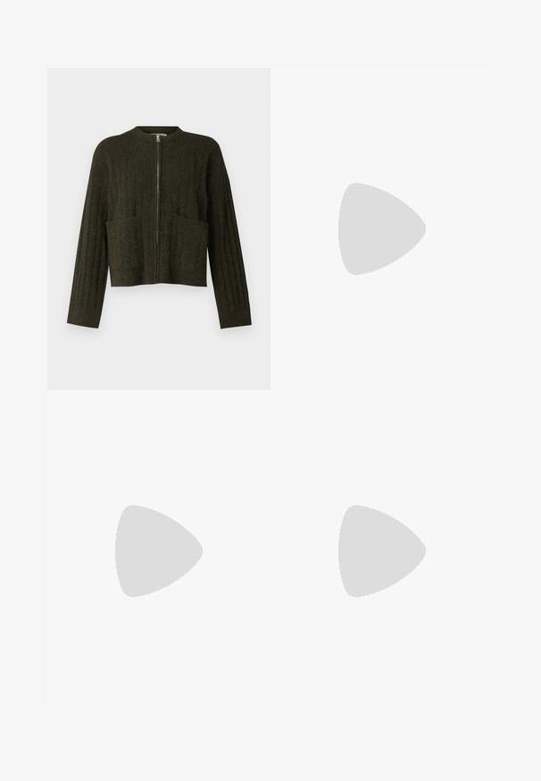 Maglione corto verde scuro con texture a coste, maniche larghe, due tasche frontali e chiusura centrale con zip in metallo.; Top corto senza maniche nero realizzato in tessuto liscio, con scollatura rotonda e un design pulito e semplice, privo di pattern o accessori.; Pantaloni neri a gamba dritta, con tasche frontali e spacchi laterali all'orlo. Realizzati in tessuto morbido e liscio. Adatti a diverse occasioni.; Sandali con tacco in vernice nera, con punta squadrata, cinturini alla caviglia e fibbie in argento. Presentano un tacco a blocco spesso per maggiore stabilità.