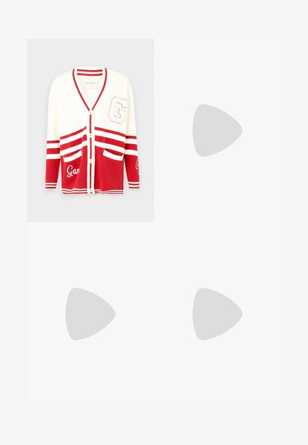 Rød og hvit cardigan med V-hals, knapper foran, stripete ermer, to frontlommer og broderte "G" og "Gant" detaljer.; Svart bomull T-skjorte med rullet kort erm, med et preget logo i midten og en liten flaggdetalj på siden.; Sorte denimshorts med høy midje, fem lommer, sølvfarget detaljer og standard passform, med en jevn tekstur og ren finish.; Svart lær slingback hæl med spiss tå, lav hæl og justerbar ankelrem med en gullfarget spenne. Glatt tekstur.