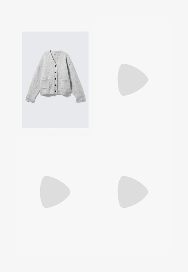 Cardigan gris en tricot avec col en V, manches longues, poignets côtelés et deux poches à l'avant. Doté d'une fermeture à boutons et d'une texture douce.; Chemise courte à boutons avec des rayures verticales bleues et blanches, finition texturée, col pointu et poignets à un bouton.; Jupe plissée grise avec une forme évasée, fabriquée en tissu doux. Présente des plis verticaux et une taille lisse pour un look ajusté.; Bateau en cuir marron avec des œillets dorés, des lacets ronds et une semelle en caoutchouc marron texturée. Présente des détails de couture et un logo en relief.; Sac en tissu noir texturé avec une seule sangle torsadée, présentant une forme dodue et un design de surface froncé.