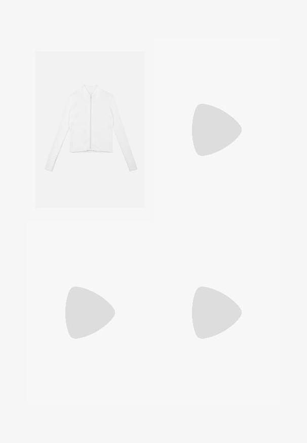Weiße, gerippte, kurz geschnittene Jacke mit Reißverschluss, Stehkragen, langen Ärmeln und einem glatten Zipper. Schlichtes Design, strukturiertes Material.; Navyfarbener, figurbetonter Trägershirt aus weichem, dehnbarem Material; hat ein schlichtes, nahtloses Design mit einem gleichmäßigen Saum am Boden.; Schwarzer, gestufter Rock mit drei Lagen Rüschen und einem strukturierten Blumenmuster. Elastischer Bund für Komfort und Passform.; Weiße Lackleder-Pumps mit spitzer Zehenform und glatter Oberfläche, ausgestattet mit einem schmalen Absatz und einem niedrigen Schnitt um die Öffnung.; Michael Kors Clutch in beige beschichtetem Canvas mit einem wiederholten MK-Logo-Muster, goldfarbener hardware und einem abnehmbaren Kettenriemen.