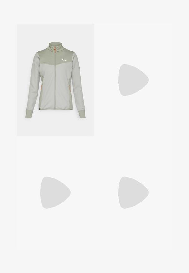 Giacca in pile verde chiaro con pannelli grigi testurizzati, colletto alto, zip completa e accenti arancioni. Presenta un piccolo logo sul petto.; T-shirt in cotone nero con collo a giro e maniche corte. Logo bianco ben visibile sulla parte superiore sinistra. Tessuto liscio, vestibilità casual.; Leggings neri a vita alta realizzati in materiale elasticizzato, con una texture liscia e logo bianco stampato lungo la gamba sinistra.; Stivale da trekking nero con design a metà altezza, dotato di una tomaia texturizzata, accenti grigi e suola in gomma resistente con tasselli per la trazione.
