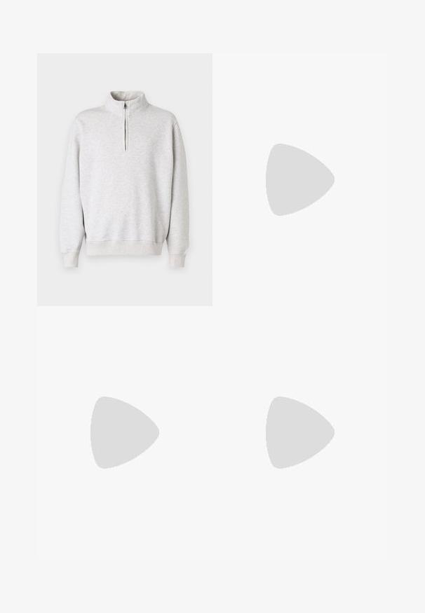 Felpa grigia chiara con zip, realizzata in un morbido misto cotone. Presenta un colletto alto, maniche lunghe e polsini e bordo a costine.; Camicia a maniche lunghe con righe orizzontali bianche e nere, scollo rotondo, realizzata in tessuto morbido, con taglio dritto e fessure laterali all'orlo.; Pantaloni cargo grigi con vita elastica, chiusura con cordoncino, due tasche laterali e due grandi tasche cargo. Tessuto dal texture liscia.; Scarpa da trekking beige in suede con suola in gomma nera, dettagli testurizzati e lacci riflettenti. Caratterizzata da un tassello per facilitare indossarla.