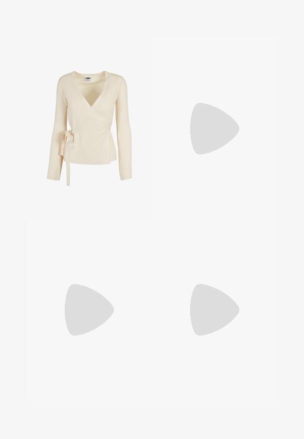 Beige geribbelde wikkeltop met een diepe V-hals, lange mouwen en een strikdetail in de taille. Zachte textuur met een subtiel patroon.; Twee mouwloze ribgebreide coltruien in zwart en wit, met een slim fit ontwerp en een gladde textuur, met een cropped lengte.; Zwarte wijde broek van lichtgewicht stof, met een knoopsluiting aan de voorkant en een vlakke achterkant, afgewerkt met keurig gestikte zoom.; Sportschoenen met een witte leren bovenkant, grijze suède neus en drie zwarte strepen. Bevat een blauw logo op de tong en een gestructureerde rubberen zool.