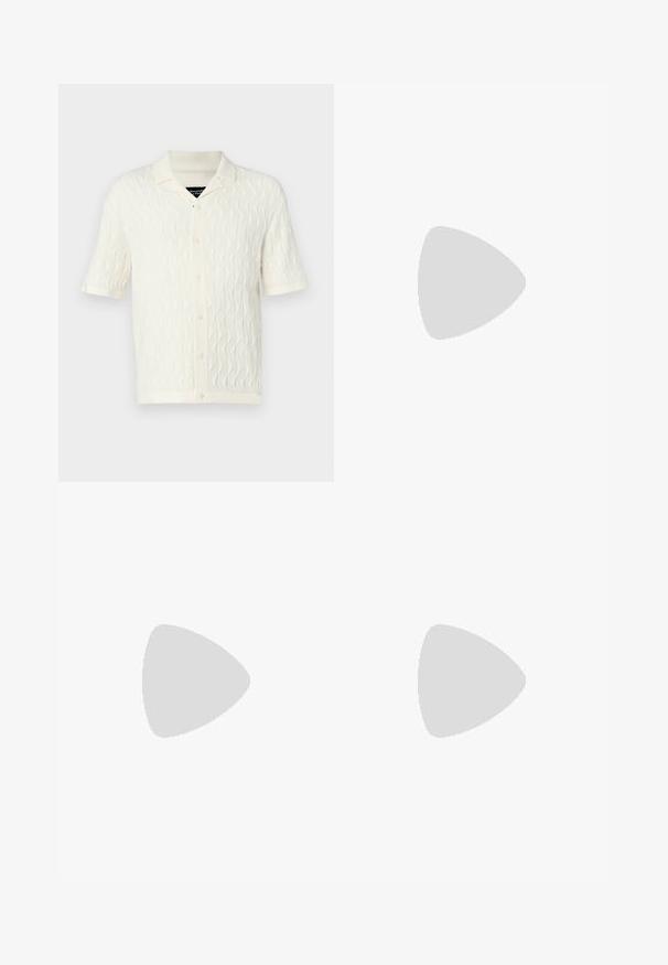 Polo à manches courtes en crème avec un motif de vagues texturé, doté d'un col, de cinq boutons et d'un ourlet et de manches côtelés.; T-shirt blanc à manches courtes en coton, présentant un col rond et une coupe décontractée. Le tissu a une texture lisse et uniforme.; Jeans en denim bleu clair à coupe ample, dotés de cinq poches, d'une fermeture éclair et d'une finition délavée au niveau des cuisses et des genoux.; Chaussure en daim beige avec un design à lacets, des détails cousus et une semelle en caoutchouc. La forme est décontractée avec un léger talon compensé.