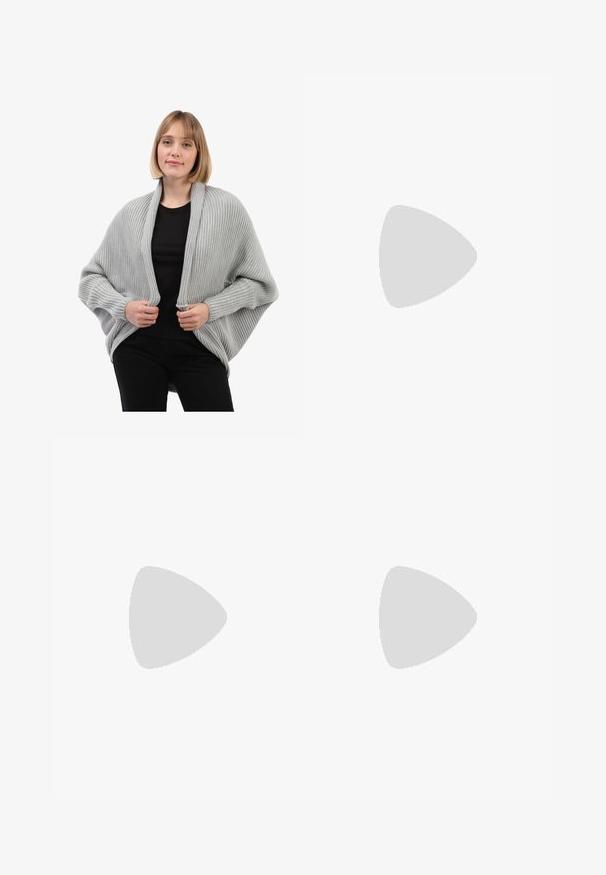 Lichtgrijze gebreide cardigan met ribbelstructuur, open voorkant en lange mouwen. Heeft een ontspannen pasvorm en een gedrapeerd ontwerp.; Witte T-shirt met korte mouwen en een ronde hals, gemaakt van katoen, met een getailleerde snit en een zwart merklabel aan de binnenkant van de kraag.; Donkerbruine stof met een gladde, gestructureerde oppervlakte, gekenmerkt door subtiele rimpels en een zachte, matte uitstraling. Ideaal voor verschillende textieltoepassingen.; Witte en beige Nike sneakers met een mesh bovenwerk, textuur overlay, zwarte swoosh en een gevoerde zool met een gripzool.; Tote bag van beige stof met bruine patroonaccenten. Beschikt over een gebogen vorm, enkele strap en een logo plaatje aan de voorkant met zilverkleurige hardware.