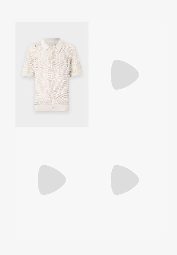 Polo a maniche corte in maglia color beige chiaro con un motivo a trama aperta, dotato di colletto e sei bottoni di chiusura.; Maglietta bianca in cotone con maniche corte, scollatura rotonda, vestibilità comoda e senza loghi o motivi visibili. Texture liscia e design minimale.; Pantaloni cargo grigi con un tessuto texturizzato, vita elastica, cordino e dettagli con tasche laterali. Vestibilità ampia con gambe larghe.; Stivale alla caviglia in suede tan con collare imbottito nero, occhielli in metallo dorato, dettagli in cucitura bianca e suola in gomma robusta con battistrada pronunciato.