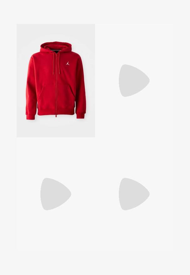 Felpa rossa con zip in materiale misto cotone, dotata di tasca a marsupio e logo bianco sul petto, con cordini sul cappuccio.; T-shirt bianco in cotone con maniche corte e colletto tondo. Presenta un piccolo e discreto logo Nike sul petto e un'etichetta laterale.; Pantaloni bianchi casual con vita elastica e grandi tasche frontali, esposti su uno sfondo chiaro e semplice.; Sneakers in pelle bianca con logo Nike verde, punta rotonda, suola piatta, abbinati a pantaloni in denim azzurro, mostrati su un tappeto blu.