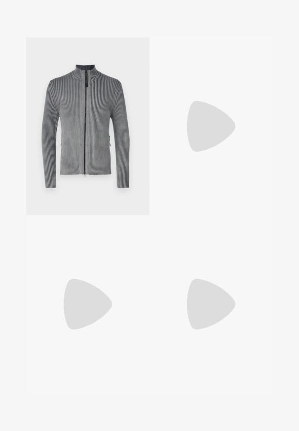 Maglione grigio a coste con zip, alto colletto, dotato di due zip laterali e un motivo testurizzato in tutto il capo.; Due magliette nera a collo a V realizzate in cotone morbido. Maniche corte e vestibilità standard. Design minimalista con un logo discreto sul petto.; Jack & Jones JPSTKANE JJCHARGE UNCUFFED - Pantaloni sportivi - black; Sneaker bianche in pelle con finitura liscia, punta arrotondata, lacci piatti e suola texturizzata. Accento in suede grigio sul tallone.