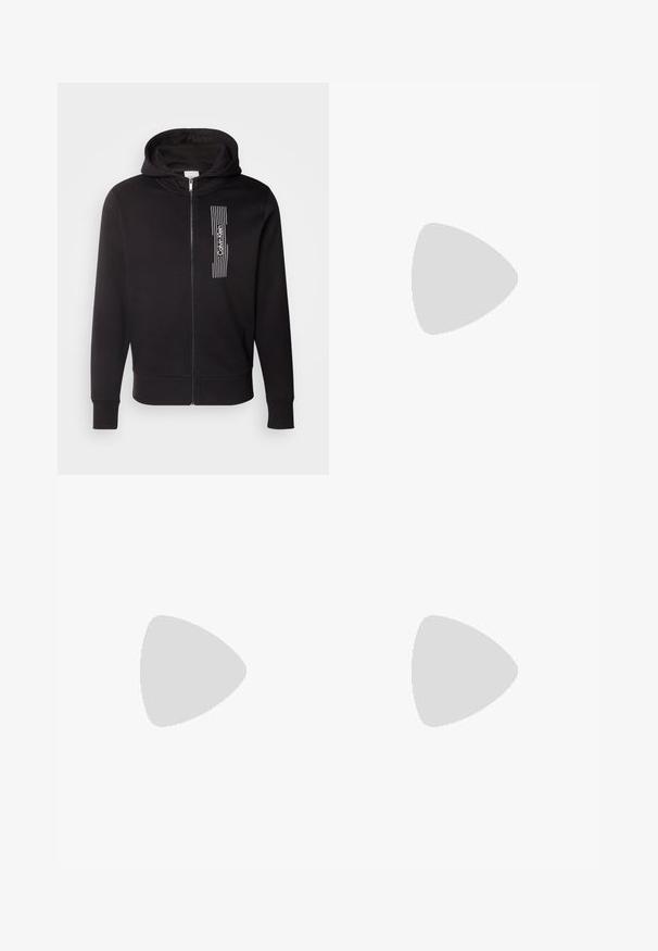 Calvin Klein HORIZONTAL LOGO ZIP THRU HOODIE - Mikina so zipsom - black; Biela bavlnená tričko s okrúhlym výstrihom a krátkymi rukávmi, s jemnou textúrou a minimalistickým dizajnom. Bez vzorov alebo akcentov.; Čierne džínsy z denimu so rovnými nohavicami. Obsahujú päť vreciek, dva predné gombíkové zapínania a jemné kontrastné švy. Matná textura.; Čierne kožené šnurovacie topánky s okrúhlou špičkou, hladkým povrchom, minimálnym prešívaním a nízkym gumovým podpätkom. Logo na podpätku.; Čierna športová taška vyrobená z textúrovaného syntetického materiálu. Má dve uši a nastaviteľný ramenný popruh. Jednoduchý dizajn bez viditeľných vzorov.