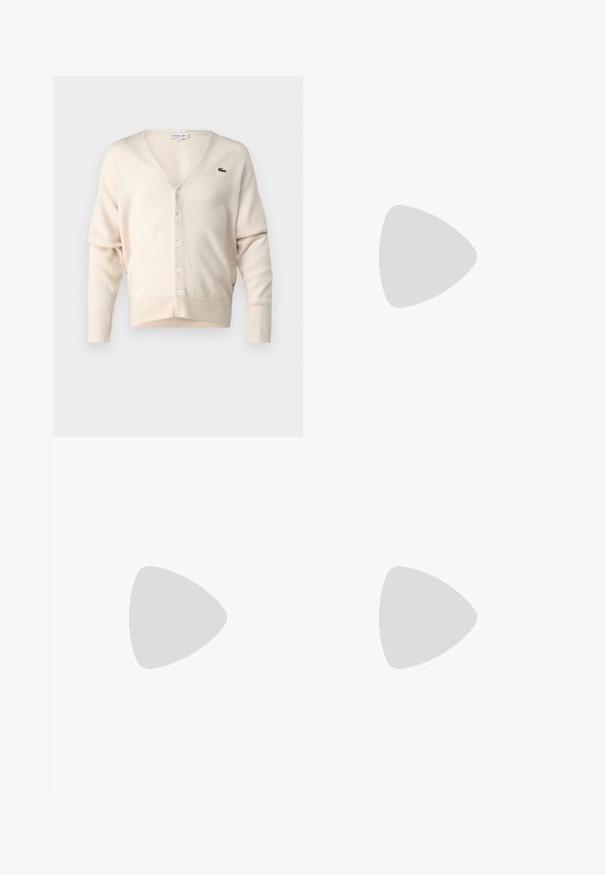 Beiger Cardigan aus weichem Stoff, mit V-Ausschnitt, Knopfleiste, langen Ärmeln und einem kleinen grünen Logo auf der linken Brust.; Weißes Baumwoll-T-Shirt mit Rundhalsausschnitt, kurzen Ärmeln und einem kleinen grünen gestickten Logo auf der Brust. Klassisches, gerades Schnittdesign.; Blaue Denim-Jeans mit geradem Bein-Design, gefertigt aus gewaschenem Stoff, ausgestattet mit fünf Taschen und einem Knopf- und Reißverschluss am Bund.; Weiße Ledersneaker mit perforiertem Zehenbereich, flachen Schnürsenkeln und gepolstertem Kragen. Verfügt über ein geprägtes Logo an der Seite und eine strukturierte Gummisohle.