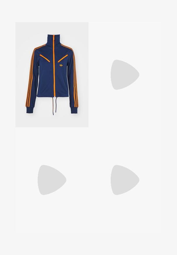 adidas Originals MONTREAL  - Camisola com fecho - night indigo; Top cropped cinza, sem mangas, feito de um tecido suave, com um decote redondo e um pequeno logótipo branco da Adidas no peito.; Calças de ganga azuis com um design em patchwork com diferentes tons de azul, cintura com cordão e pernas largas de corte reto.; Tênis brancos de lona com um design de cano baixo, bico redondo, fecho com atacadores, colarinho acolchoado e forro interior estampado. Etiqueta logo vermelha no calcanhar.