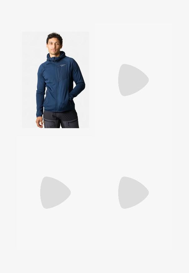 Marineblauwe zip-up jas met een capuchon, voorzien van een textuurstof, elastische manchetten en een ritszak op de borst. Logo op de linkervoorzijde.; Zwart sportshirt met korte mouwen, gemaakt van vochtafvoerend, rekbaar materiaal. Heeft een ronde halslijn en een klein wit logo op de borst.; Zwarte sportbroeken met een gladde textuur, slanke pasvorm, elastische tailleband en zijzakken. Bevat een klein logo op het linkerdij.; Zwarte en grijze sportschoen met een bovenwerk van mesh, reflecterende accenten en een witte tussenzool. Beschikt over een gestructureerde rubberen zool en veters.