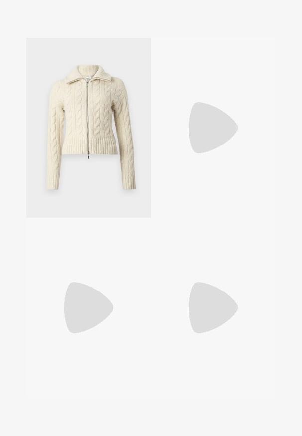Suéter corto de malha trançada creme com um colarinho alto, apresentando um fecho de correr na frente e bainha e punhos canelados. Textura suave com um padrão proeminente.; T-shirt de algodão preto com mangas curtas, apresentando um pequeno gráfico de borboleta rosa no lado esquerdo do peito. Design de gola redonda com um corte solto.; Jeans pretos em corte flared feitos de denim. Apresentam um fecho de botão, cinco bolsos e uma textura suave. A perna flared começa abaixo do joelho.; Botas de tornozelo pretas feitas de couro liso, com fecho lateral, salto grosso texturizado e design de bico arredondado.