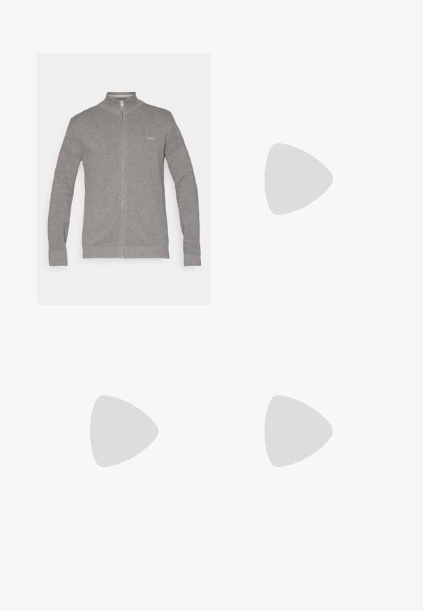 Sudadera gris con cremallera y cuello alto, patrón de tejido texturizado, mangas largas y un pequeño logo en el lado izquierdo del pecho.; BOSS TEE - Camiseta básica - open white; Pantalones de algodón beige con corte recto, que cuentan con un cierre de botón y pliegues en la parte frontal para un detalle adicional.; Zapatillas de ante beige claro con punta redondeada, costuras mínimas y suela de goma blanca. Presenta un cierre de cordones sencillo y un detalle de marca.