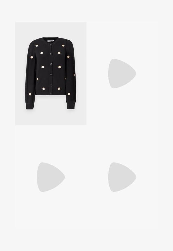 Svart knapp-up cardigan med lange ermer, med jevnt fordelte store beige prikket mønster og ribbede mansjetter og kant.; Hvit bomull T-skjorte med korte pufferm, med små sølvdekorasjoner langs ermene. Klassisk rund hals, avslappet passform.; Beige vidde bukser laget av bomull, med frontknapping, sidelommer og en jevn tekstur. Minimalistisk design uten mønstre.; Svart lær pumps med spiss tå, ankelrem og kraftig hæl. Flat tekstur, strømlinjeformet design og minimalisme.