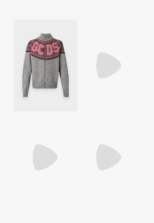 Pilkas megztinis su užtrauktuku ir aukštu apykakle, puošiamas burgundiškos ir rožinės spalvos geometriniu raštu krūtinės srityje bei ryškiu „GCDS“ užrašu.; Juodas medvilnės marškinėliai su apvaliu kaklu ir trumpomis rankovėmis. Su subtiliu priekyje esančiu logotipu ir tiesia apatine dalimi. Paprastas ir minimalistiškas dizainas.; Tamsiai mėlynos spalvos platėjantys džinsai iš džinso audinio su penkiomis kišenėmis, matomomis siūlėmis, užsegimu su saga ir švariu apdaila.; Juodas odinis suknių batelis su apvalia nosimi, raišteliais ir žemu, sukrautu kulnu. Lygus paviršius su minimaliais siuvinėjimo detalėmis.