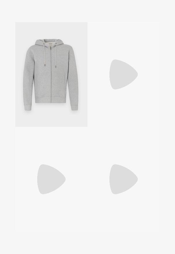 Felpa grigia con zip realizzata in tessuto morbido. Presenta un cappuccio con coulisse, tasche frontali e una piccola etichetta con logo sul lato sinistro superiore.; Due magliette bianche in cotone a maniche corte e colli rotondi. Ognuna presenta un piccolo logo grigio "Calvin Klein" sul petto.; Pantaloni sportivi neri realizzati in tessuto morbido e traspirante. Presentano una vita elasticizzata e gambe dritte senza accenti o motivi evidenti.; Sneakers bianchi con accenti in suede beige, punta rotonda, lacci piatti e una spessa suola in gomma. Indossati con jeans in denim azzurro chiaro.