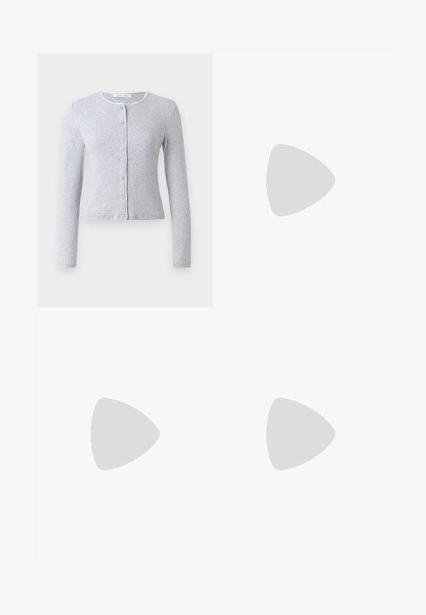 Cardigã cinza de mangas longas com decote redondo, fecho frontal com botões e um acabamento decorativo em contraste ao longo do decote. Textura suave, design ajustado.; Top preto de mangas longas, ajustado, com decote quadrado, da marca GAP, exibido sobre um fundo branco.; Jeans de perna larga em denim azul escuro. Apresenta costura em contraste, cinco bolsos e um fecho de botão na cintura. Textura lisa.; Sapatos planos pretos com um pequeno laço na ponta, emparelhados com meias-calças caneladas castanhas escuras. Os sapatos têm uma textura suave e um design discretamente baixo.