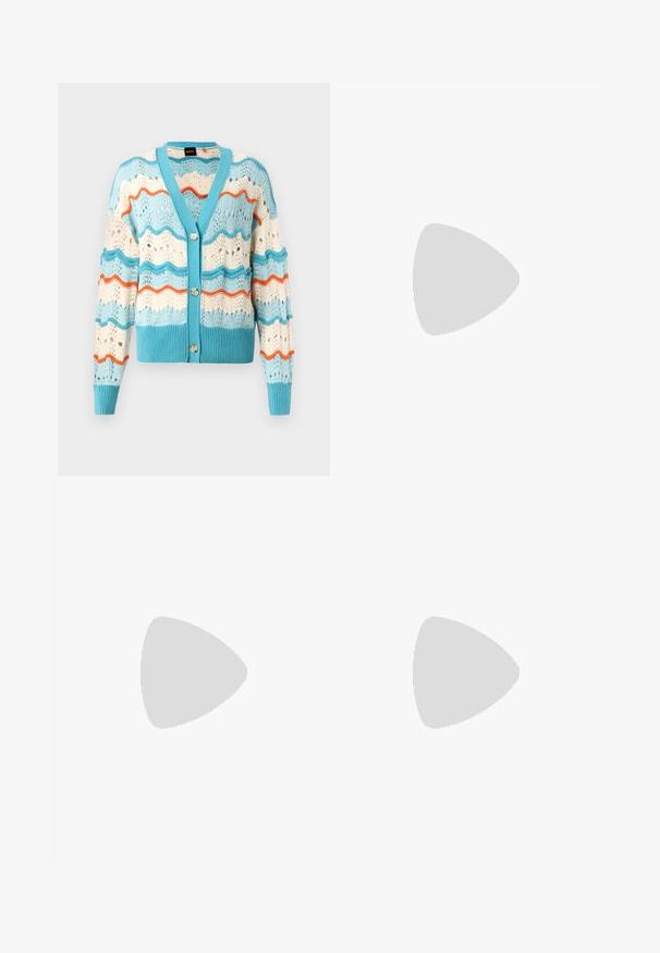 Lett strikket cardigan med v-hals, med et bølgemønster i teal, krem og oransje. Inkluderer knappelukking og ribbestrikkede mansjetter.; Hvit kortermet t-skjorte laget av ribbestrikket materiale. Rund hals, vanlig passform og subtile sømdetaljer. Ingen mønstre eller grafikk.; Strikket hvit midiskjørt med et teksturert mønster med vertikale linjer og utklippsdetaljer nær kanten. Elastisk midje. Mykt materiale.; Svart skinnballettflatt med rund tå, glatt tekstur, minimal sømdetalj, og et fleksibelt såledesign.
