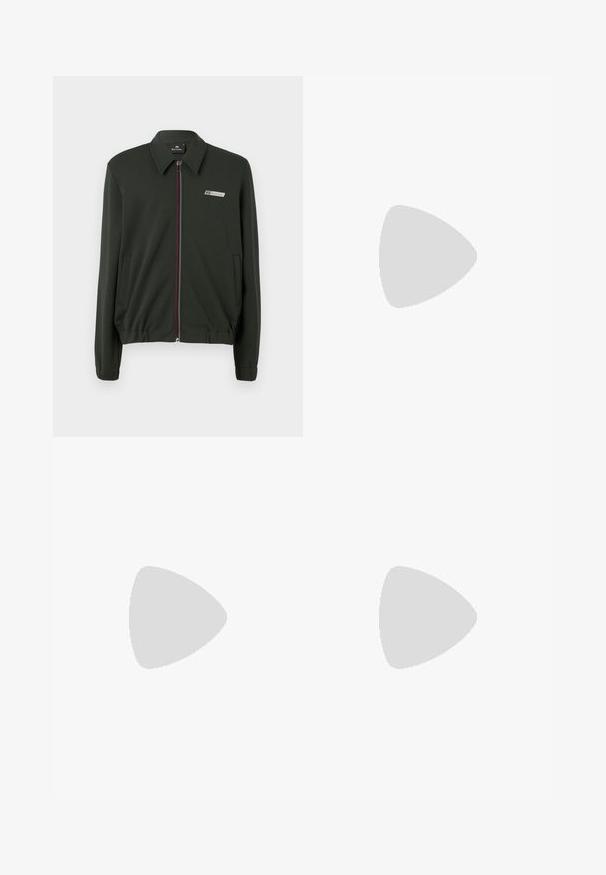 Mørkegrønn zip-up jakke laget av glatt stoff, med krage, to sidelommer og flerfargede glidelåser.; Marineblå bomull T-skjorte med rund hals. Inkluderer blå brodert grafisk tekst og smilende ansikt-design på fronten. Korte ermer.; Mørk marineblå chinos laget av bomullsstoff, med flat front, to frontlommer og en baklomme med knappefeste.; Hvit sneaker med en glatt skinnoverdel, avrundet tå, snøring, teksturerte sideakenter og en tykkgummisåle. Minimalistisk design.