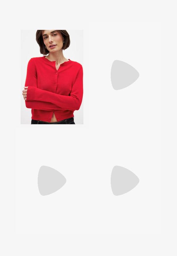 Punainen, pitkähihainen neuletakki, joka on valmistettu neuloksesta. Siinä on pyöreä pääntie, etu-napit ja ribbireunat hihoissa. Tiukasti istuva ja lyhennetty helma.; Kahvinsävyinen lyhythihainen t-paita, joka on valmistettu pehmeästä kankaasta. Pyöreä pääntie ja rento malli. Ei näkyviä kuvioita tai koristeita.; Ruskeat leveälahkeiset housut, joissa on sileä pinta, korkea vyötärö ja etupleat. Kangas on kevyttä ja laskeutuu väljänä.; Ruske kožne sandale s križnim trakama, zatvaranjem na kopču oko gležnja i ravnim potplatom s minimalnim detaljima šivanja.; Ruskea nahkainen olkalaukku, jossa on sileä pinta, avoin yläosa ja kaksi olkahihnaa. Omaavat vain minimaalisen ompelun eikä näkyvää metalliosaa.