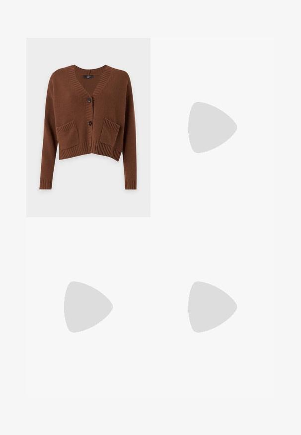 Weekend Max Mara ARAD - Vest - cuoio; Lichtbeige t-shirt met ronde hals, gecombineerd met donker gestreepte wijde broek. Accessoires met een zwarte kralen tas en platte sandalen. Zachte textuur.; Donkerbruine wijde broek met een hoge taille, voorzien van strak geplooide plooien, een zachte textuur en een op maat gemaakte pasvorm.; Bruine leren enkellaarsjes met een vierkante neus en blokhak, gecombineerd met zwarte wijde jeans. Glad textuur en minimalistisch ontwerp.