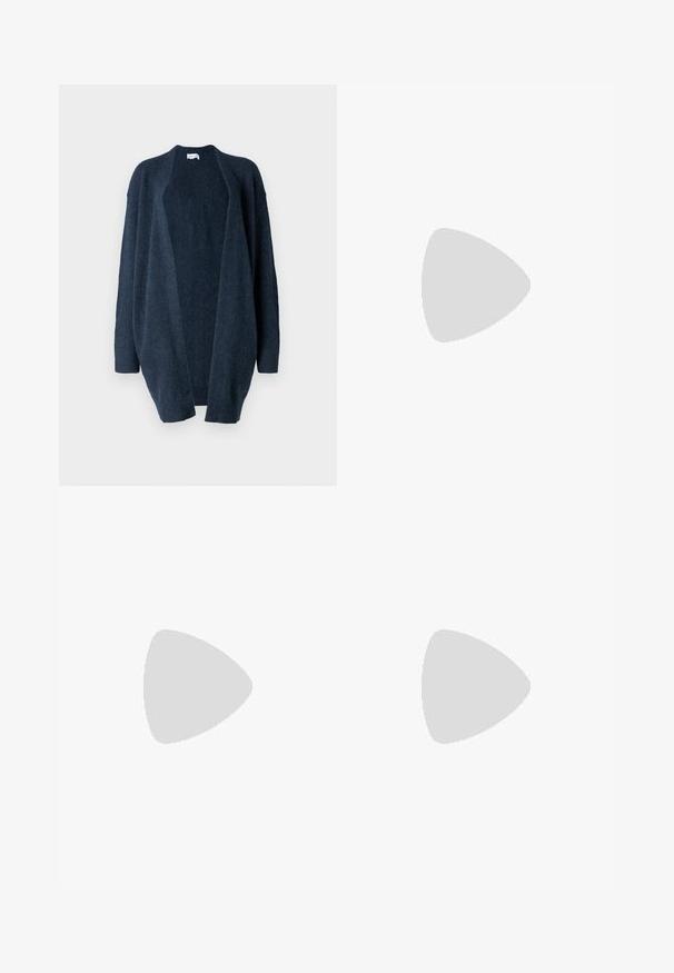 Cardigan supradimensionat de culoare albastru marin, realizat dintr-un material tricotat moale. Design deschis în față, mâneci lungi, manșete strâmte și textură netedă fără modele.; Tricou negru din bumbac, cu mâneci scurte, gât rotund și un mic logo alb "Calvin Klein" pe piept. Textură netedă, croială clasică.; Jeans din denim negru, evazați, cu talie înaltă, dotate cu închidere cu buton metalic, buzunare frontale și o ușoară decolorare a țesăturii.; Mocasini din piele neagră, cu vârf rotunjit, talpă groasă texturată și detalii minimale de cusătură. Design elegant, fără șireturi sau accesorii vizibile.