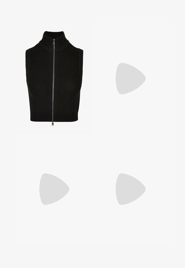 Top senza maniche nero con colletto alto, texture a costine e zip frontale completa. Design semplice senza ulteriori motivi o accenti.; T-shirt nera a maniche corte realizzata in morbido cotone con scollatura rotonda e vestibilità rilassata. Nessun motivo o accento visibile.; Pantaloni neri a palazzo con vita alta e senza tasche o bottoni visibili, mostrati su uno sfondo bianco.; Sandali neri con piattaforma, suole chunky e tassellate, dotati di molteplici cinturini, con fibbie in metallo e un texture simile alla pelle liscia.; Borsa tote in pelle nera con texture liscia, forma rettangolare e due manici lunghi. Nessun hardware o decorazione visibile.