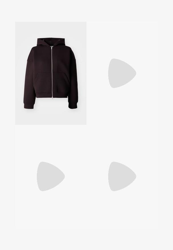 Sort zip-up hettegenser laget av mykt stoff. Har en kortere passform, romslige lommer og en stor hette. Glatt tekstur med ribbede mansjetter.; Asymmetrisk ermeløs topp i lett beige stoff, med scooped hals og innsnøring på siden for tekstur.; Linnedel blandede bukser i off-white med elastisk talje, snor og sidedele ved kanten for justerbar pasform.; Lys beige ballet flats med rund tå, snøring rundt ankelen, strukturert overflate og fleksibel såledesign. Passer til hverdagsbruk.; Svart skulderveske med buet design, laget av teksturert materiale. Har en gull logo og glidelås lukking, med en glatt stropp.